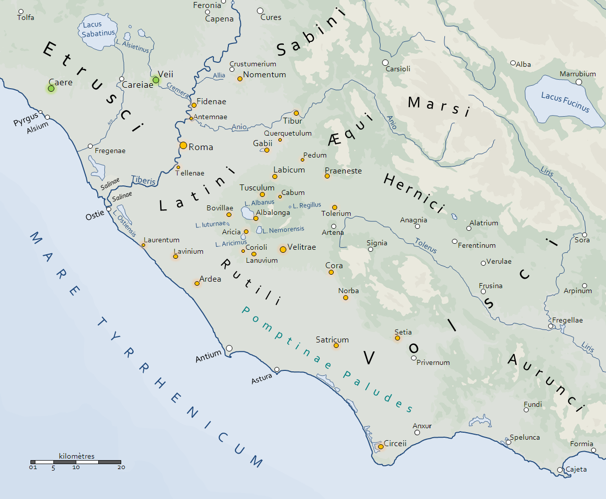 Map of ancient central Italy showing regions such as Latini, Sabini, and Hernici with key cities like Roma, Tibur, and Praeneste marked by orange dots. Coastal areas along Mare Tyrrhenicum and geographical features like Pomptina Paludes swamp are labeled, with a scale bar indicating distances in kilometers.